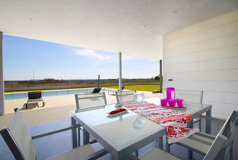 Esstisch und Stühle auf der Terrasse