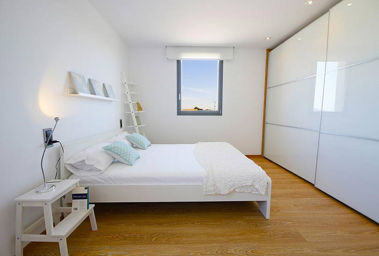 Doppelbett und Kleiderschrank im Schlafzimmer