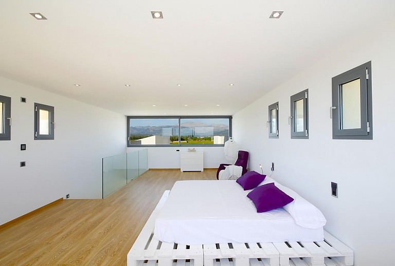 Schlafzimmer mit Doppelbett und Fenster