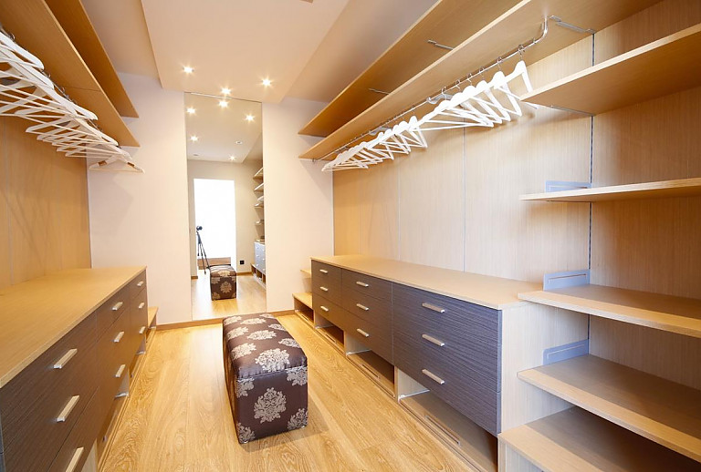 Ankleidezimmer mit Kommoden