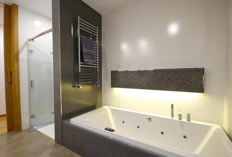 Bad mit Wanne und Dusche