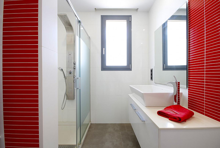Dusche und Waschbecken im Bad