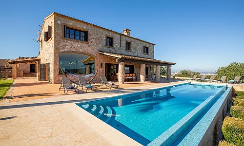 Finca mit Pool und Sonnenliegen