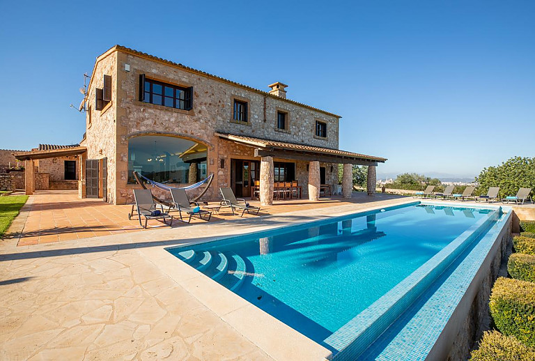 Finca mit Pool und Sonnenliegen