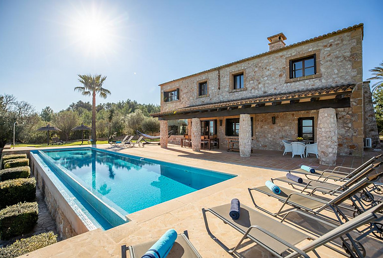 Sonnenliegen am Pool vor der Finca