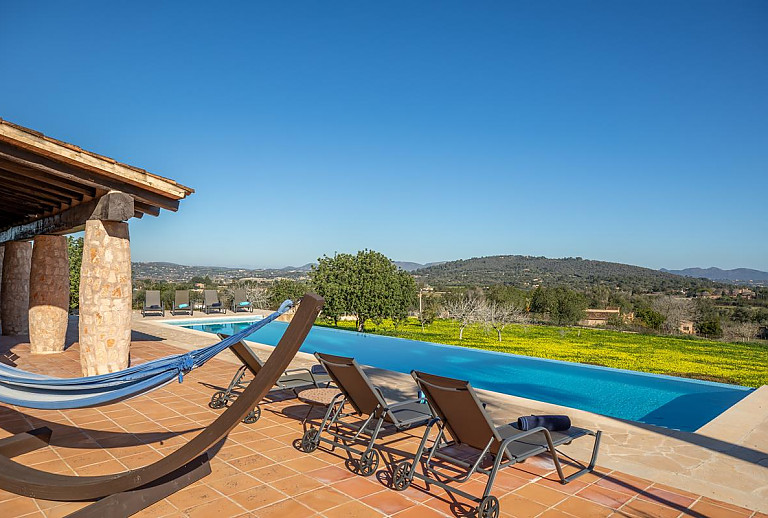 Terrasse mit Hängematte am Pool