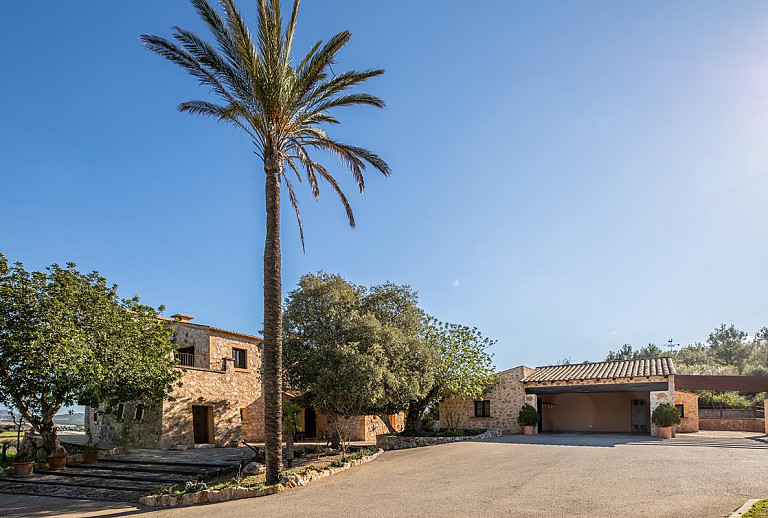 Finca mit Hof und Garage