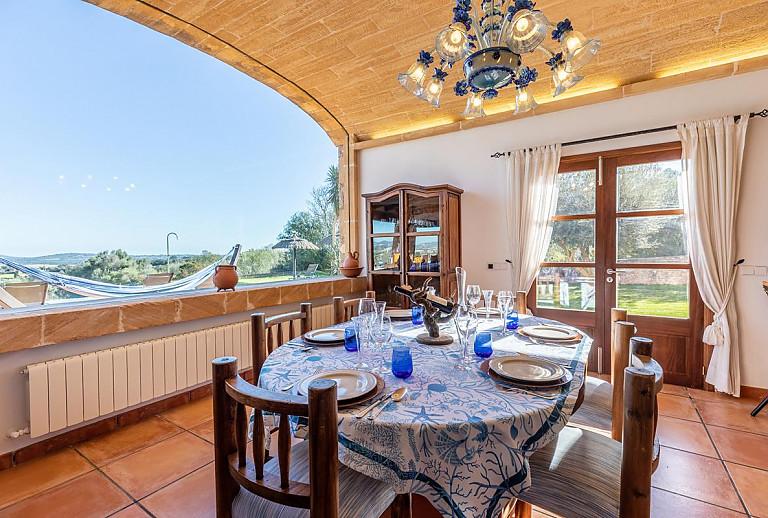 Essbereich mit Blick in den Garten