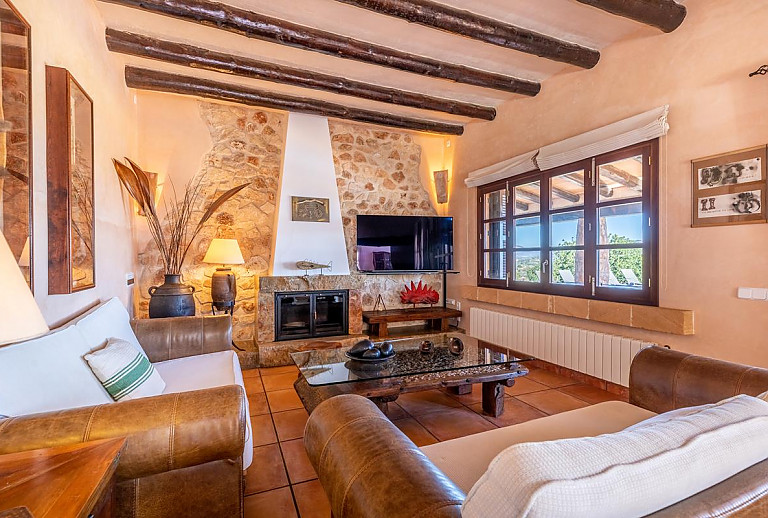Wohnzimmer mit Kamin und Couch