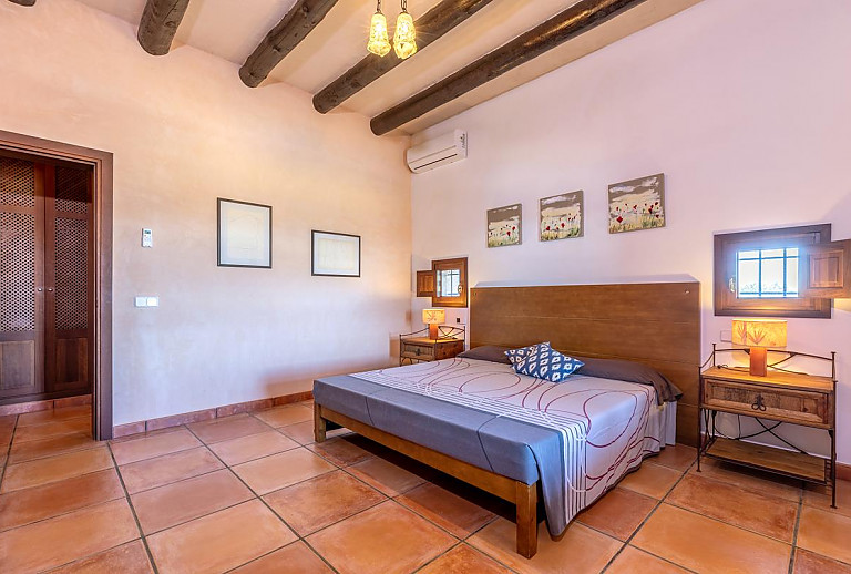 Schlafzimmer mit Doppelbett und Nachttisch