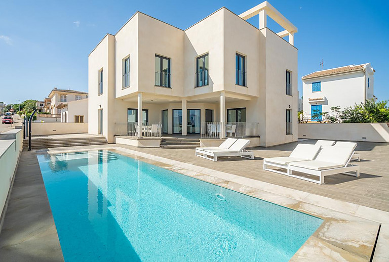 Ferienhaus mit Poolterrasse und Sonnenliegen
