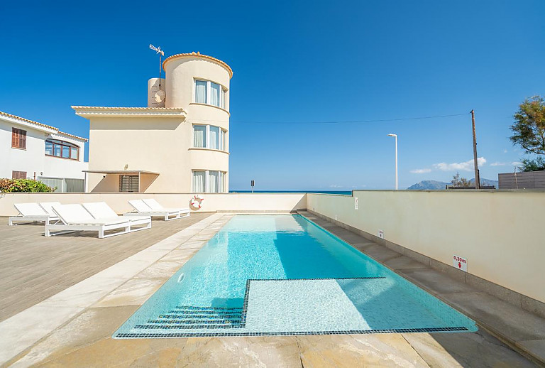 Pool auf der Terrasse mit Sonnenliegen