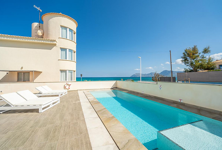 Pool auf der Terrasse mit Meerblick