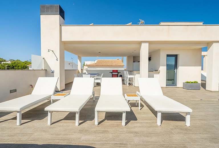 Ferienhaus mit Terrasse und Poolliegen
