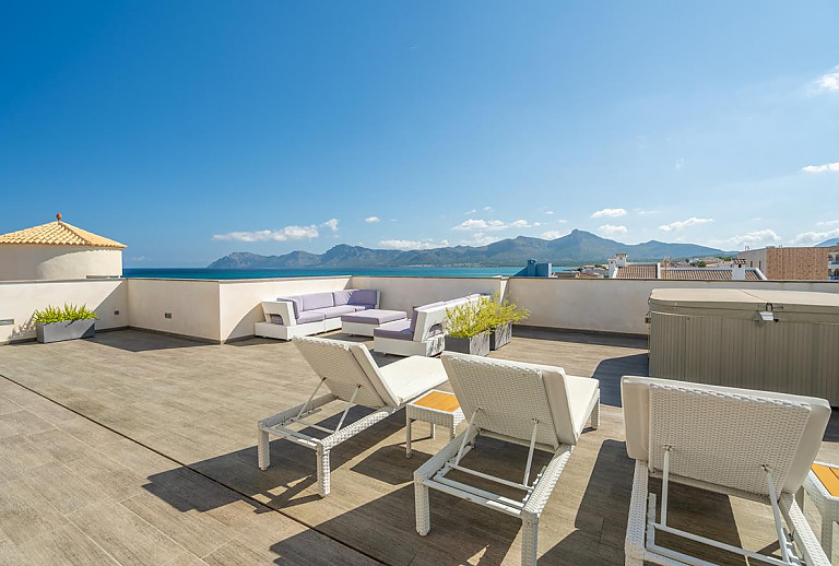 Terrasse mit Loung Möbeln und Meerblick