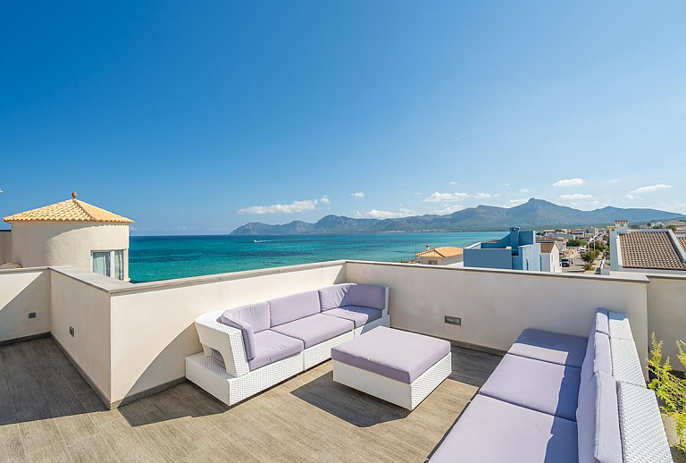 Sofas auf der Terrasse mit Meerblick
