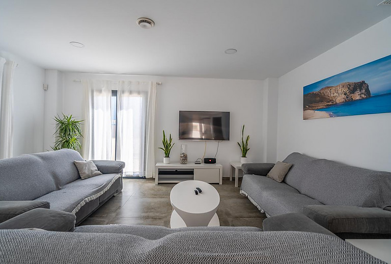 Wohnzimmer mit Couch und Fernseher