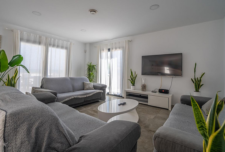 Couch und Fernseher im Wohnzimmer