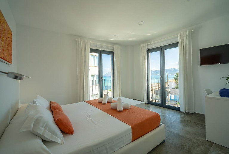 Schlafzimmer mit Doppelbett und Meerblick