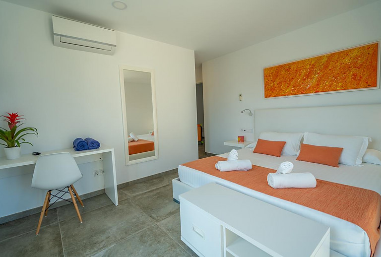 Schlafzimmer mit Doppelbett und Klimaanlage