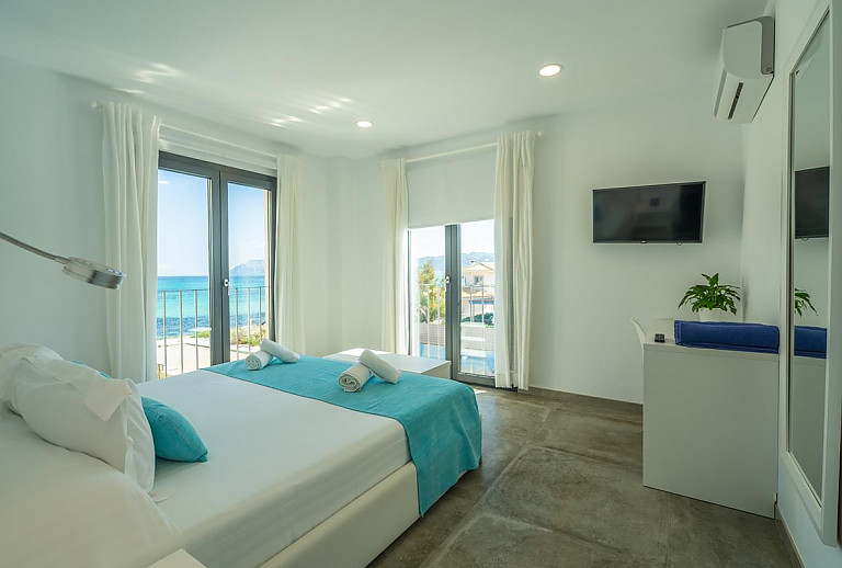 Schlafzimmer mit Doppelbett und Meerblick