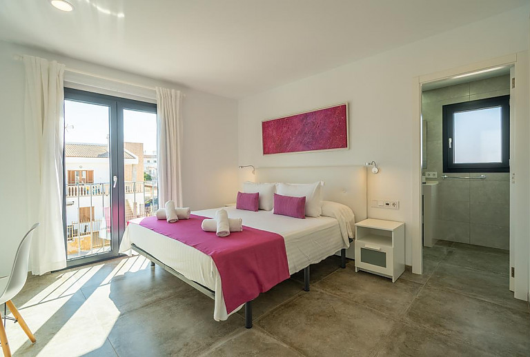 Schlafzimmer mit Doppelbett und Nachttisch