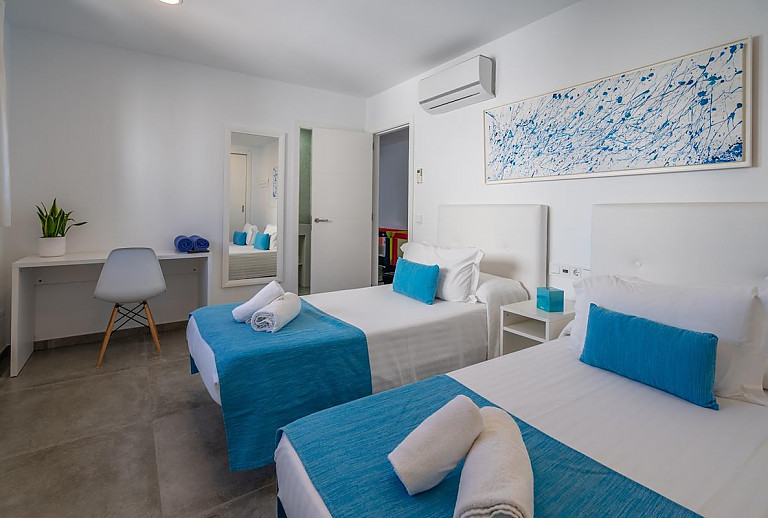 Schlafzimmer mit Einzelbetten und Klimaanlage