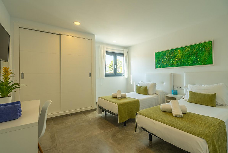 Schlafzimmer mit Einzelbetten und Fenster