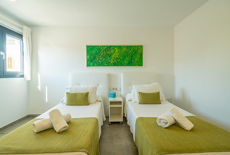 Schlafzimmer mit Einzelbetten und Nachttisch