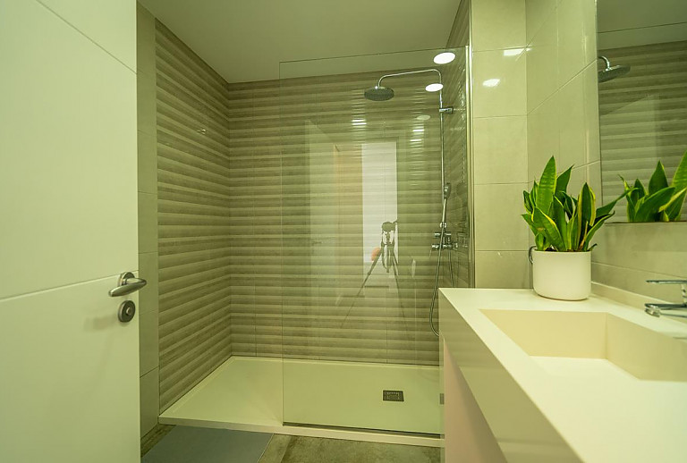 Badezimmer mit Dusche und Waschbecken