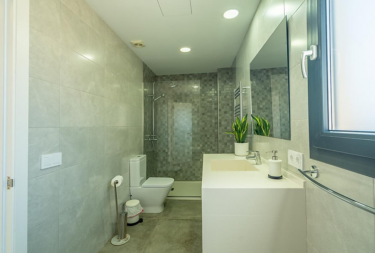 Bad mit Dusche und WC