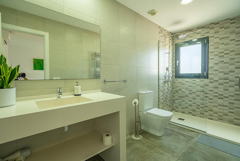 Dusche und WC und Bad