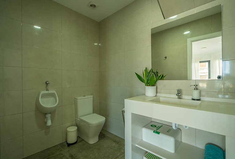 Spiegel und Waschbecken im Badezimmer