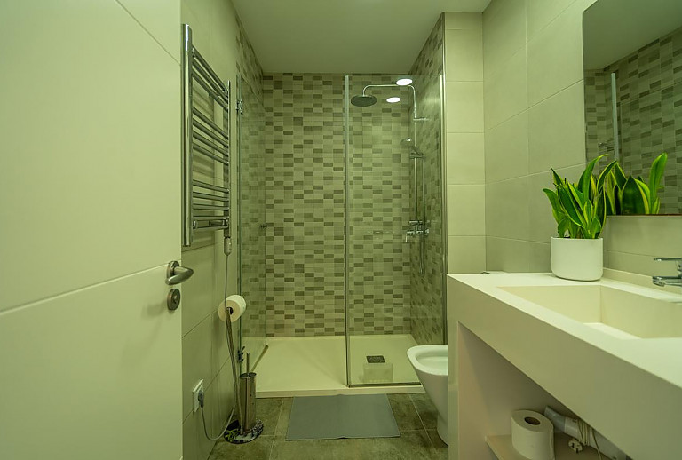 Badezimmer mit Dusche und Waschbecken