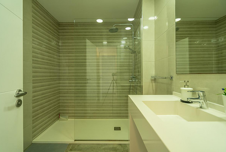 Dusche und Spiegel im Bad