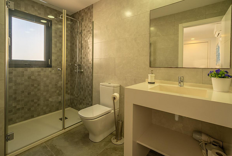 WC und Waschbecken im Bad