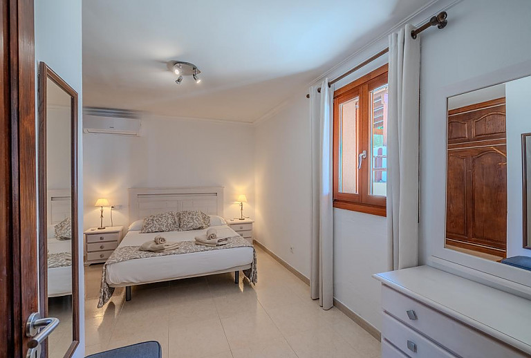 Schlafzimmer mit Doppelbett und Fenster