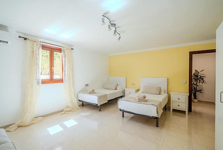 Schlafzimmer mit Einzelbetten und Nachttisch