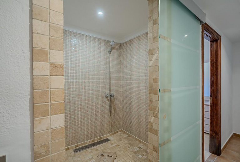 Badezimmer mit Dusche und Glaswand