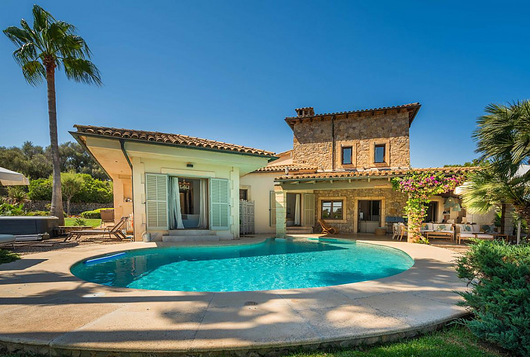 Finca mit Terrasse und Poolbereich