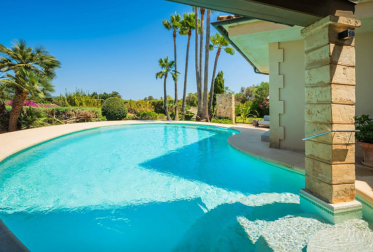 Finca mit Pool und Palmen