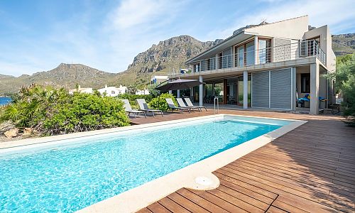 Poolterrasse vor dem Ferienhaus