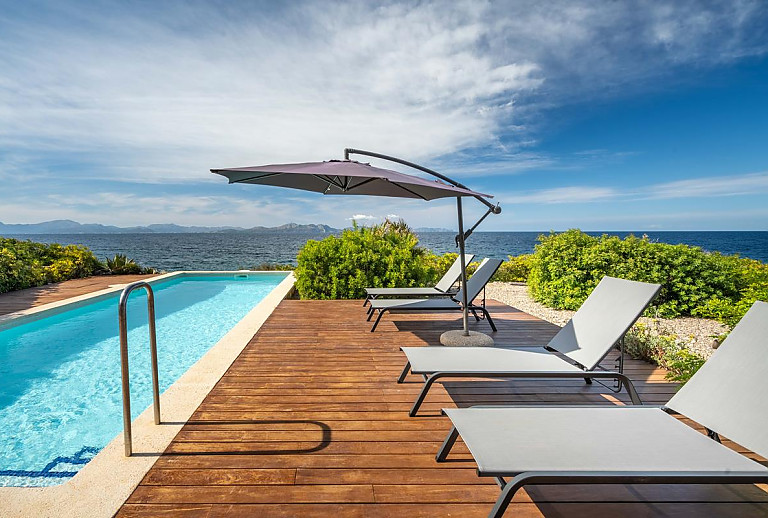 Sonnenterrasse mit Poolliegen und Pool