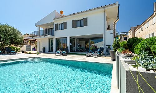 Ferienhaus mit Pool und Sonnenliegen 