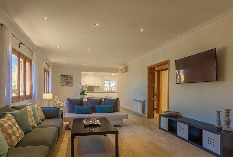 Fernseher und Sofa im Wohnraum