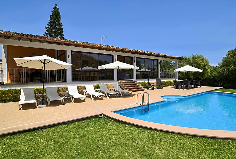 Pool mit Sonnenliegen und Sonnenschirmen
