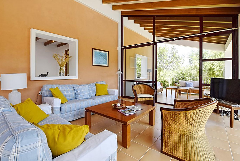 Wohnzimmer mit Zugang zur Terrasse