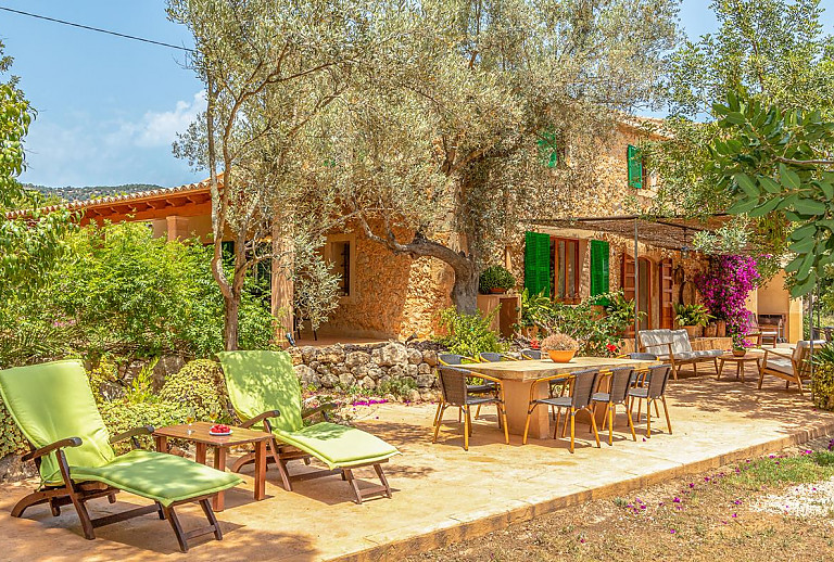 Terrasse mit Esstisch und Sonnenliegen