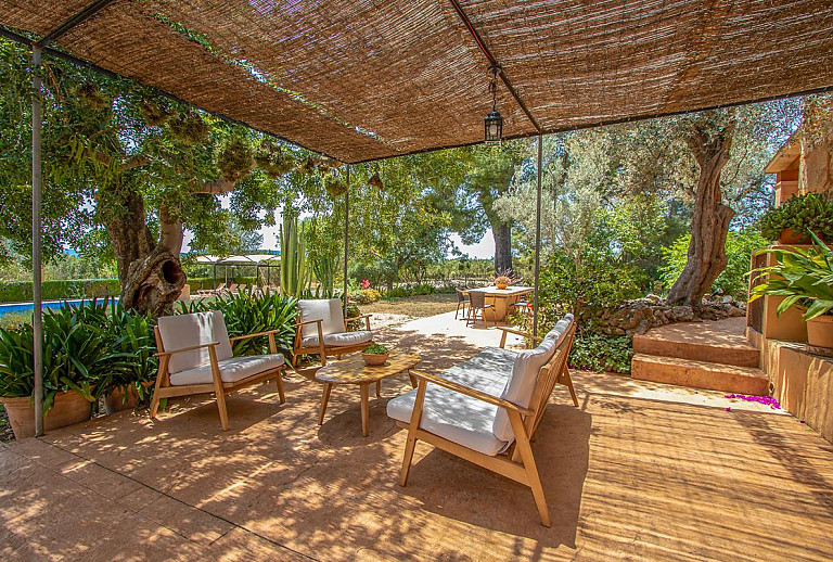 Gartenmöbel auf der Terrasse mit Vordach