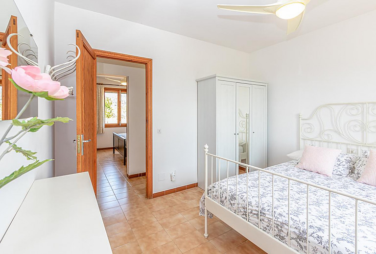 Schlafzimmer mit Doppelbett und Kleiderschrank
